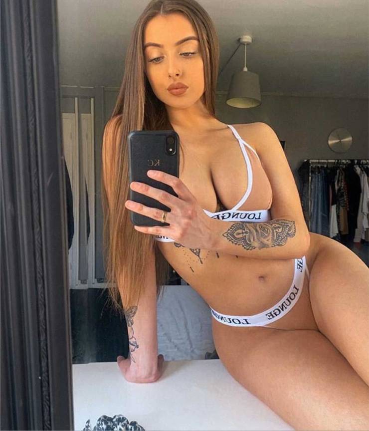 Sexy Selfies Are Women’s Gifts to Men
