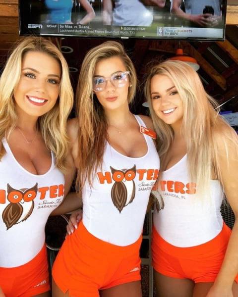 Former “Hooters” Girls Share Details About The Job