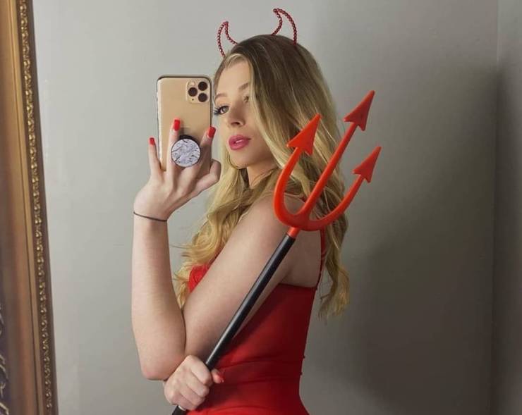 Girl Who Was Raised In A Religious Family Earns $6 Thousand A Day Via “OnlyFans”