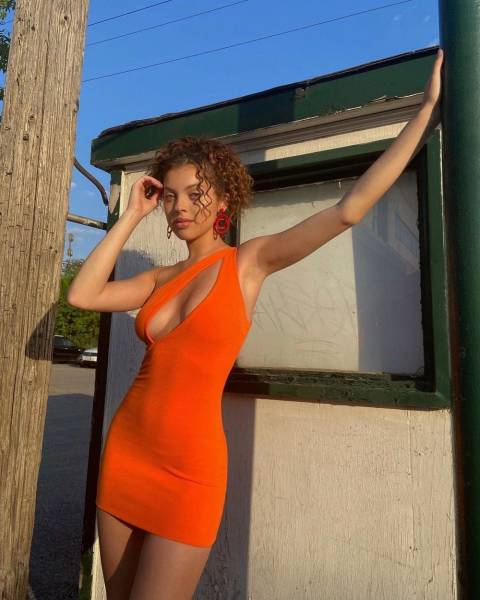 Pretty Girls In Summer Dresses