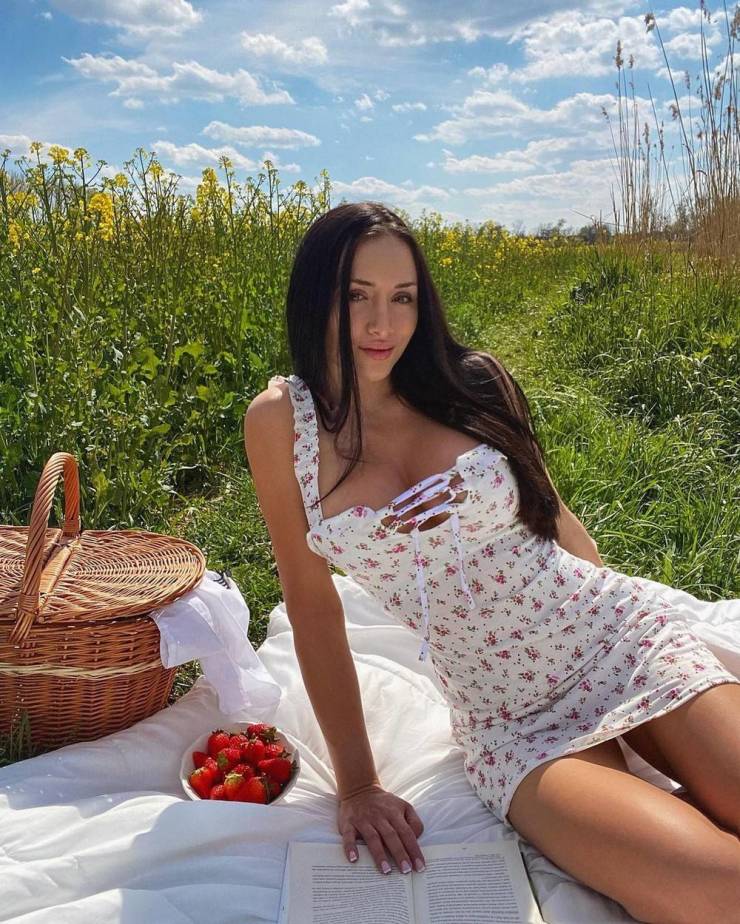 Pretty Girls In Summer Dresses