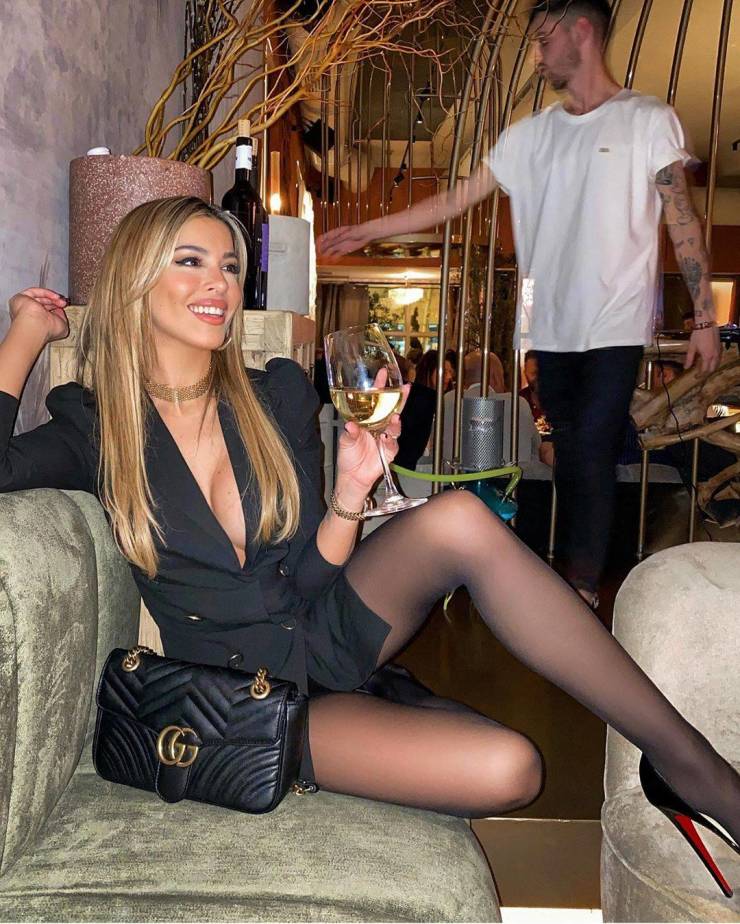 Glorious Side Boobs!