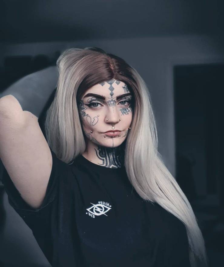 British Tattoo-Girl Disgusted After Seeing Her Body Without Tattoos