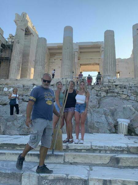 These Are Some Terrible Travel Photos…