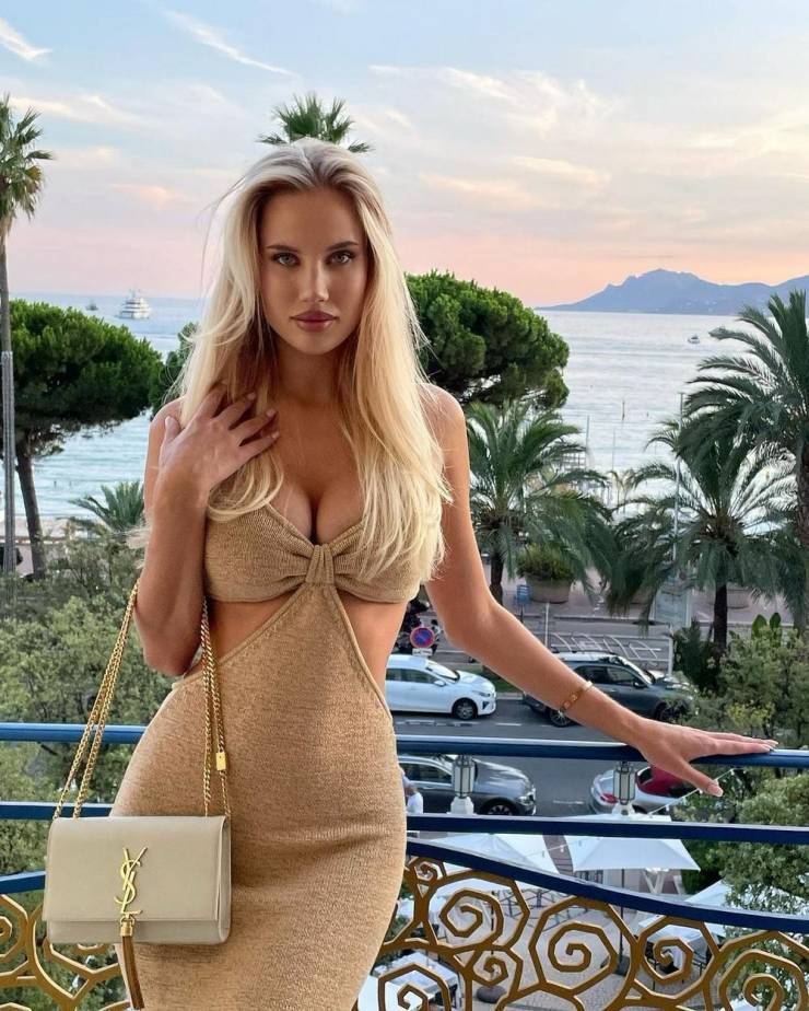 Sexy Girls In Tight Dresses