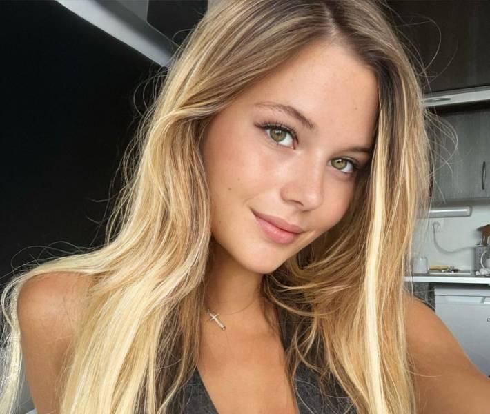 Beautiful Girls Make The World Go Around