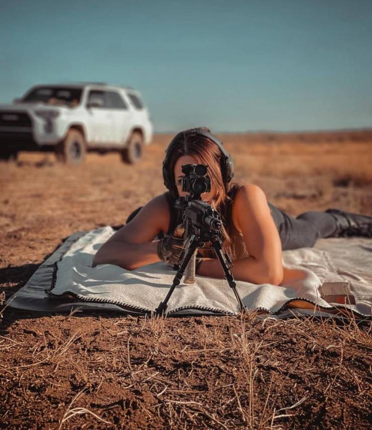 Sexy Girls With Some Serious Firearms