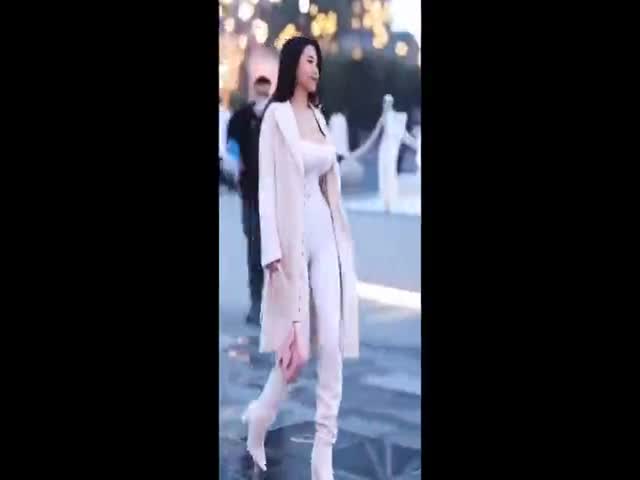 Fashion Girls From The Streets Of China