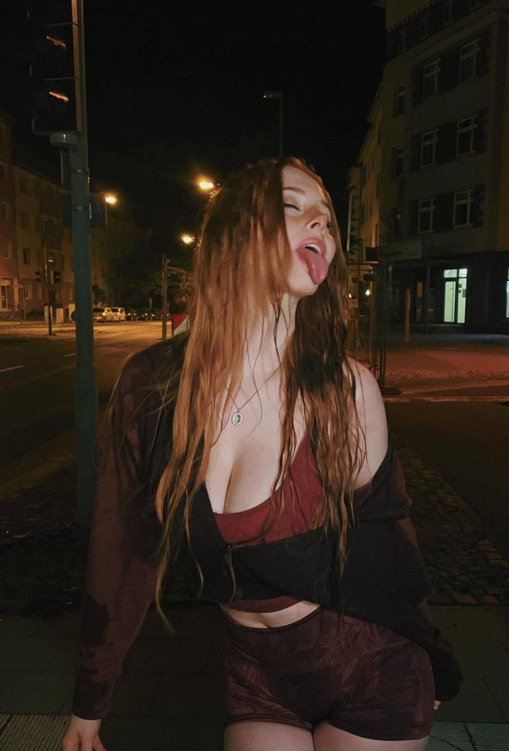 Beautiful And Sexy Girls Spotted In The Street