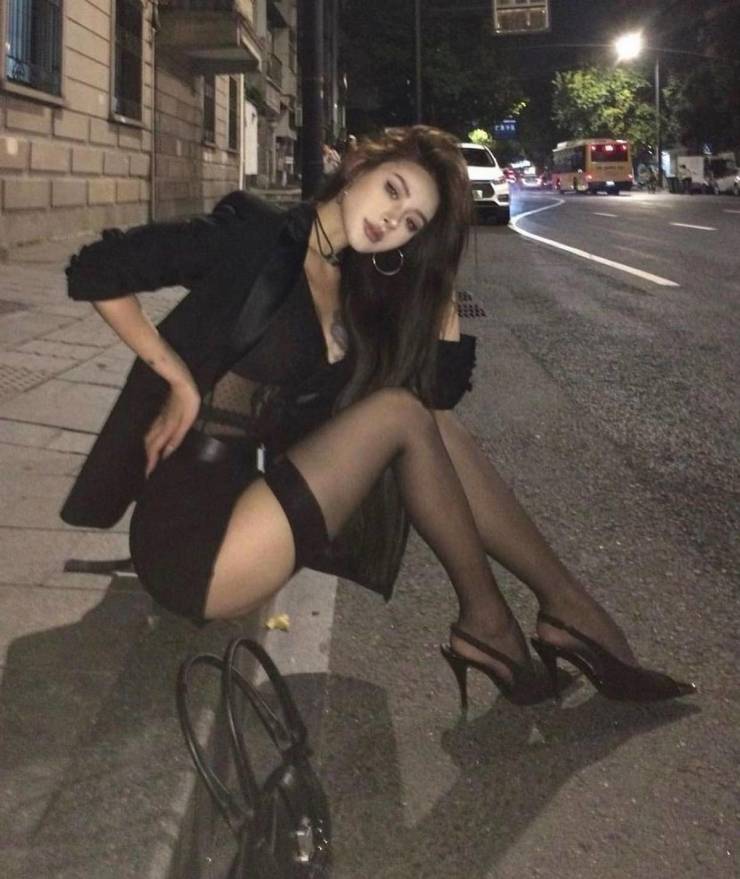 Beautiful And Sexy Girls Spotted In The Street