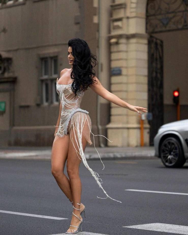 Beautiful And Sexy Girls Spotted In The Street