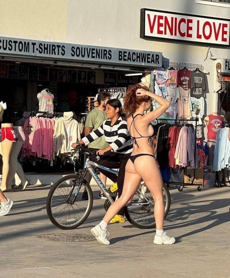 Beautiful And Sexy Girls Spotted In The Street