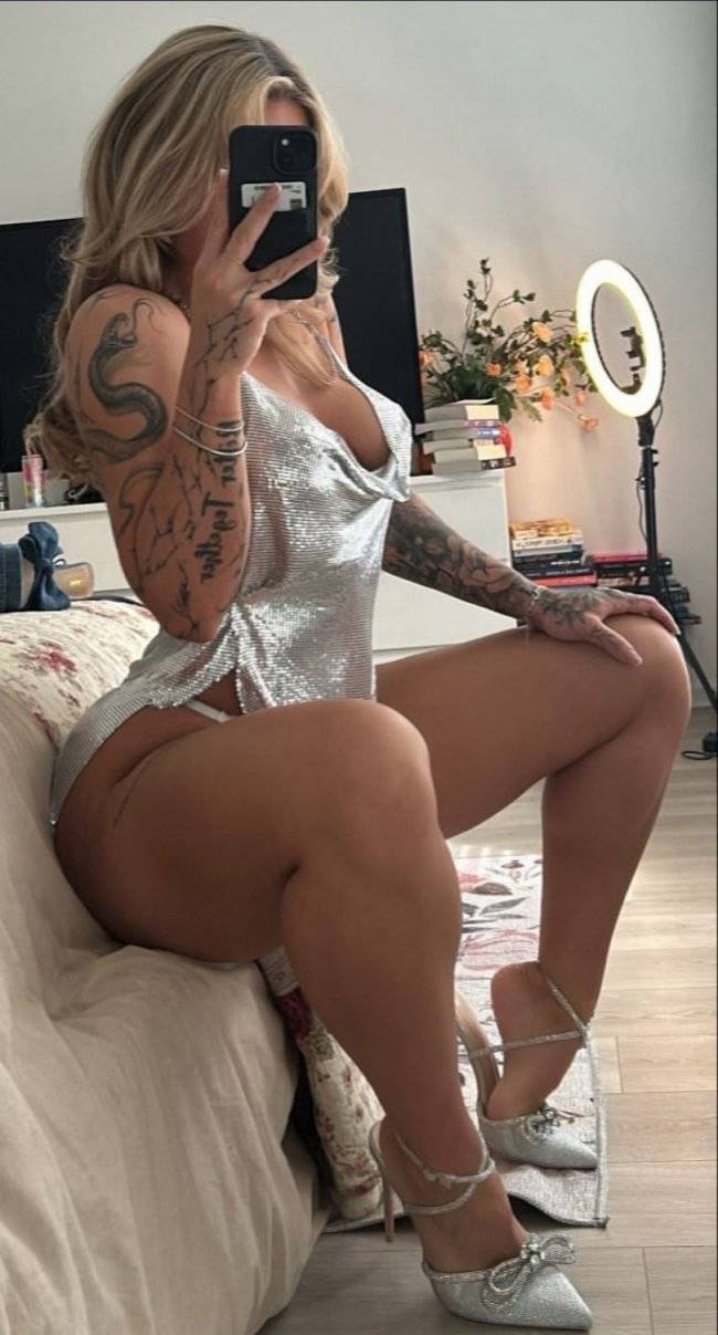 Sideboobs Look Good From All Angles!