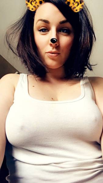 Braless Girls Let Their Boobs Hang Free