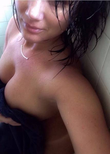 Braless Girls Let Their Boobs Hang Free