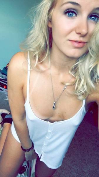 Braless Girls Let Their Boobs Hang Free