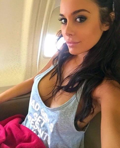 Braless Girls Let Their Boobs Hang Free