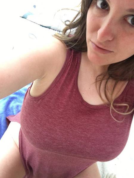 Braless Girls Let Their Boobs Hang Free