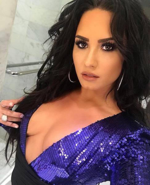 Braless Girls Let Their Boobs Hang Free