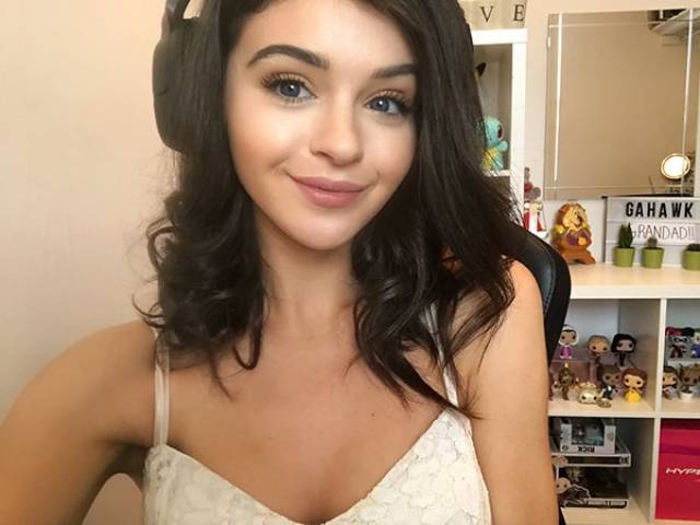 Pro Gamers Who Are Actually Flaming Hot Girls