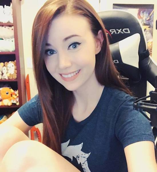 Pro Gamers Who Are Actually Flaming Hot Girls
