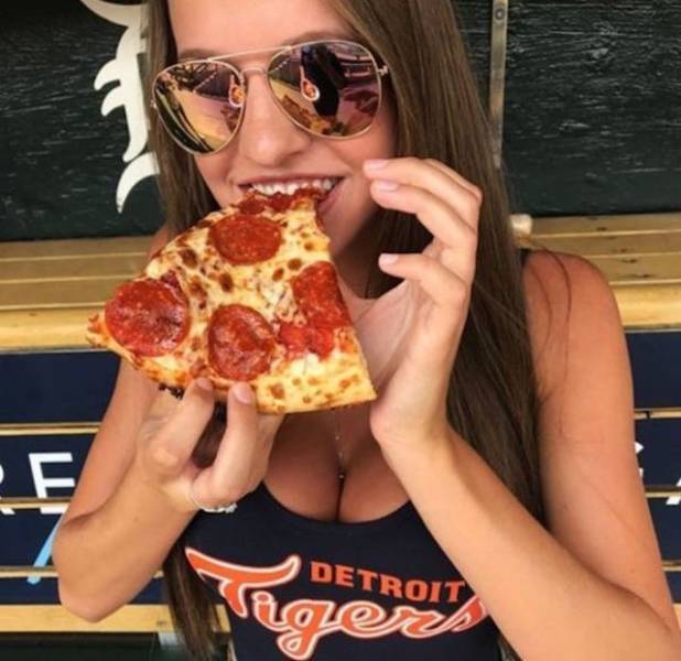 Hot Girls With Hot Pizzas
