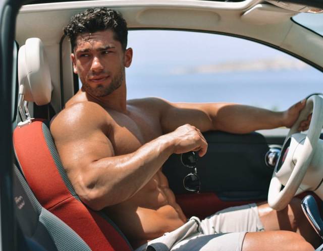 These Hot Guys Could Seduce Just About Any Girl
