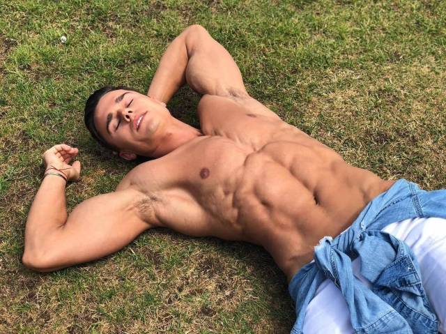 These Hot Guys Could Seduce Just About Any Girl