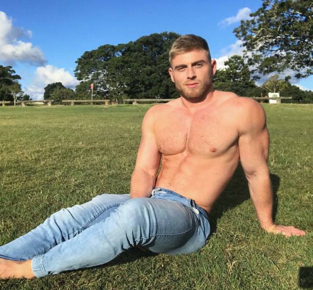 These Hot Guys Could Seduce Just About Any Girl