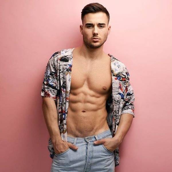 These Hot Guys Could Seduce Just About Any Girl