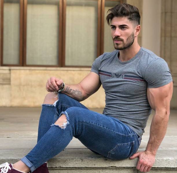 These Hot Guys Could Seduce Just About Any Girl