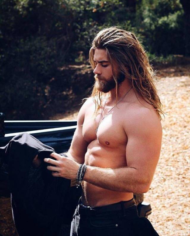 These Hot Guys Could Seduce Just About Any Girl