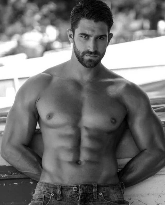 These Hot Guys Could Seduce Just About Any Girl