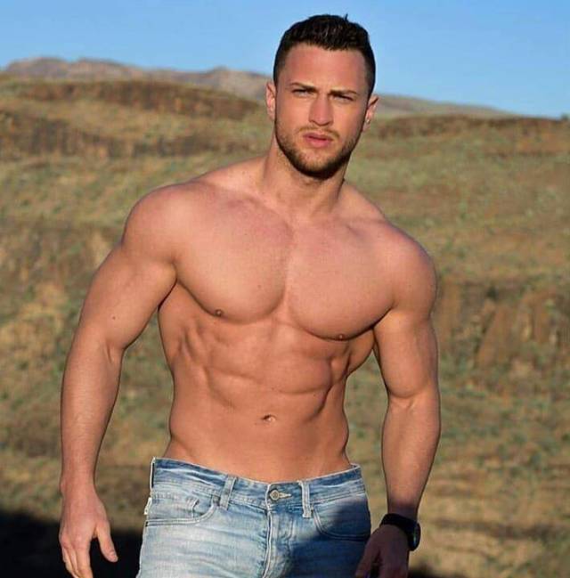 These Hot Guys Could Seduce Just About Any Girl