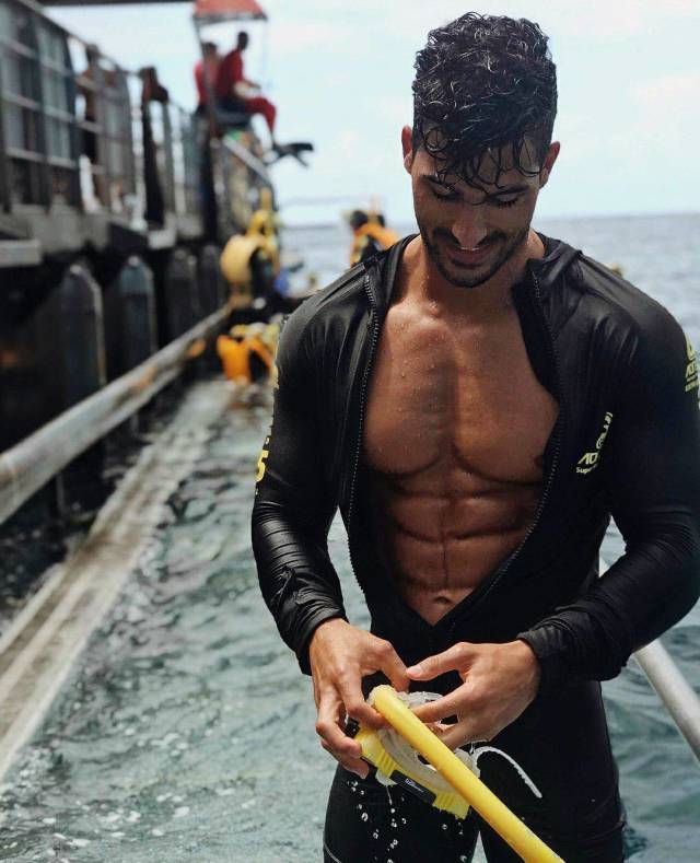 These Hot Guys Could Seduce Just About Any Girl