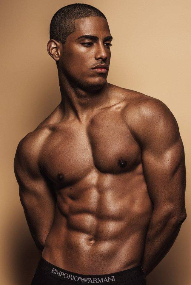 These Hot Guys Could Seduce Just About Any Girl