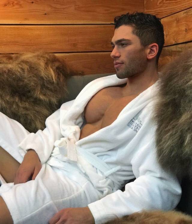 These Hot Guys Could Seduce Just About Any Girl