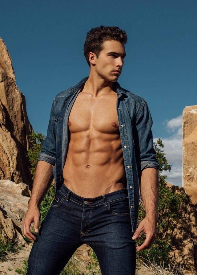These Hot Guys Could Seduce Just About Any Girl