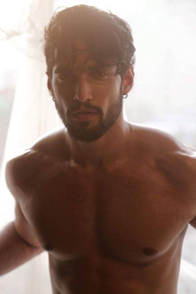 These Hot Guys Could Seduce Just About Any Girl