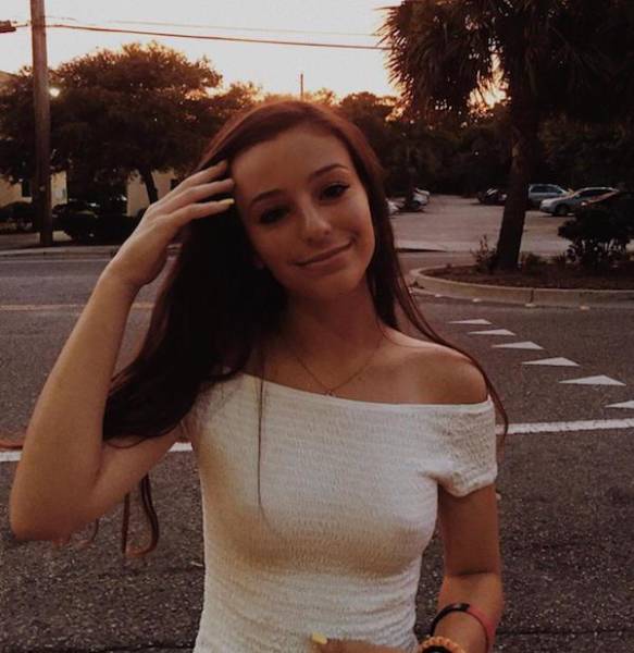 Braless Girls Let Their Boobs Hang Free