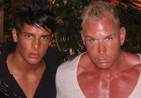 People who look exactly the same in all pictures (6 gifs)