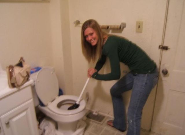 Hot girls unclogging toilets (28 pics)