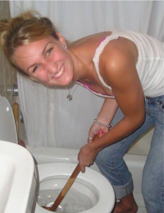 Hot girls unclogging toilets (28 pics)