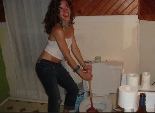 Hot girls unclogging toilets (28 pics)
