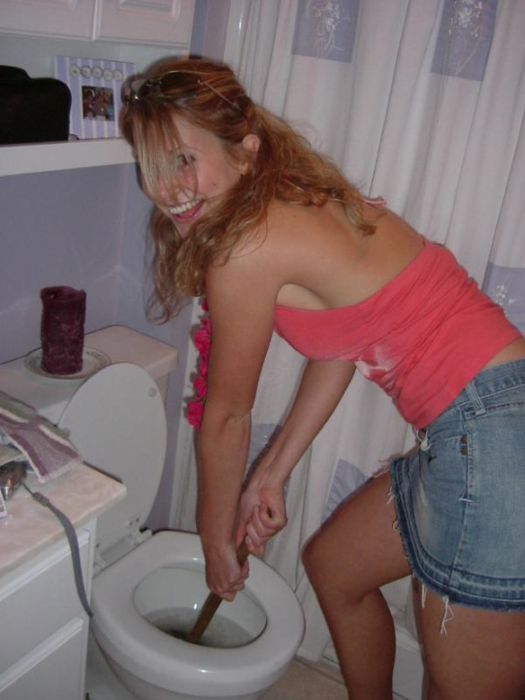Hot girls unclogging toilets (28 pics)