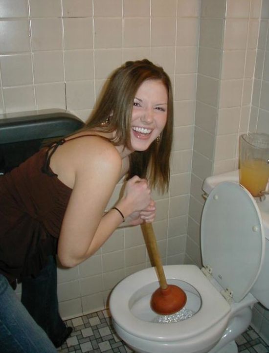 Hot girls unclogging toilets (28 pics)