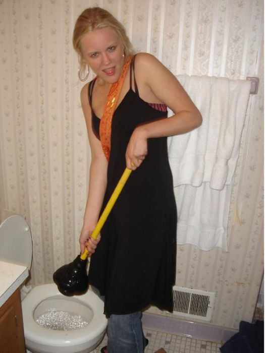 Hot girls unclogging toilets (28 pics)
