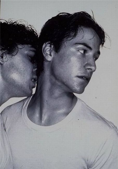 Keanu Reeves’ skeleton in the closet (5 pics)