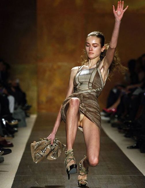 Catwalk Fails – When Models fall (26 pics) Catwalk Fails – When Models fall (26 pics)