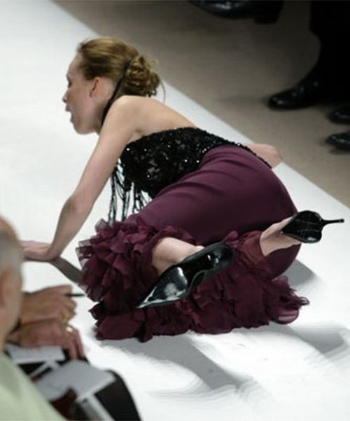 Catwalk Fails – When Models fall (26 pics)